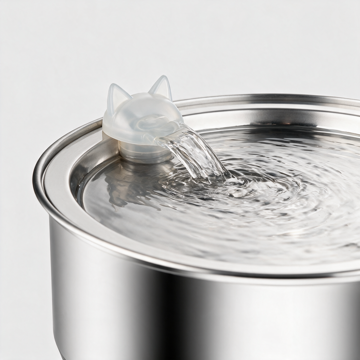 Katzenkopf-Aufsatz auf dem Deckel, Wasser sprudelt leise heraus und läuft über die Fläche