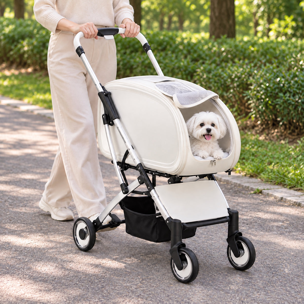 Hund schaut aus dem Tatzenbuggy™ Hundebuggy