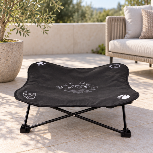Tatzenliege™ auf einer Terrasse neben einer Sitzgruppe