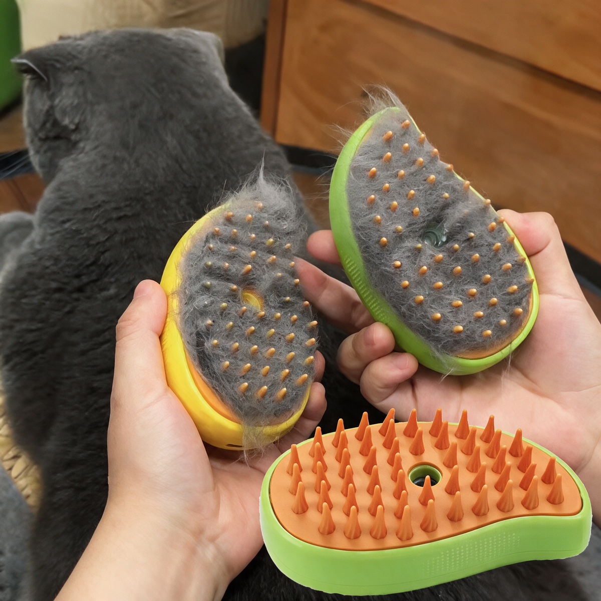 Zwei Bürsten voller Katzenhaare neben einer sauberen Bürste im Vergleich