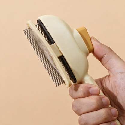Der Zeigefinger zieht den Hebel an, die Leiste fährt an den Zinken entlang und schiebt das Haarpolster nach außen