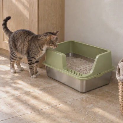 Katze steigt in das Tatzenklar™ Edelstahl-Katzenklo