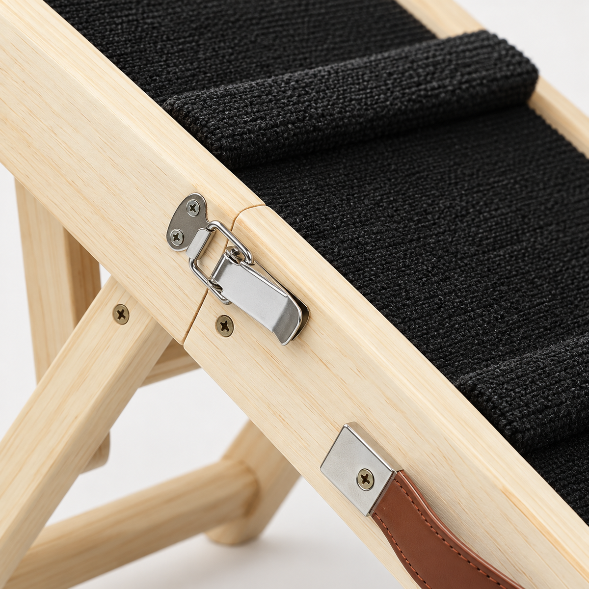 Detail von Metallverschluss, Holzrahmen und Teppichbelag des Sofapfad™