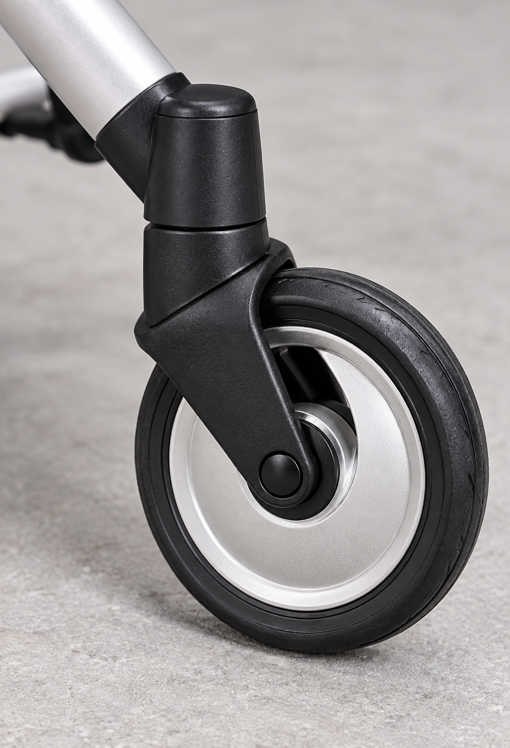 Detail des Vorderrads und Aluminiumgestells des Tatzenbuggy™
