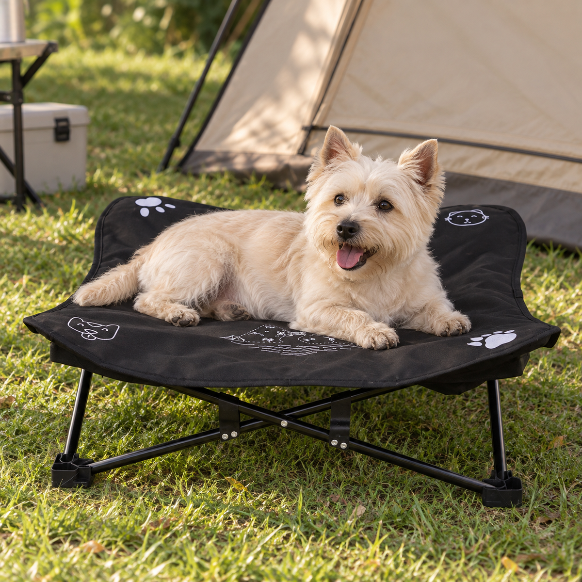 Kleiner Hund ruht auf der schwarzen Tatzenliege™ beim Camping