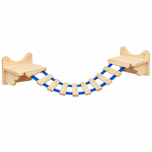 Tatzenpfad™ Set mit zwei Holzplattformen und Hängebrücke auf weißem Hintergrund