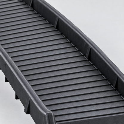 Detail der gerippten Lauffläche und erhöhten Seitenränder der Tatzenrampe™
