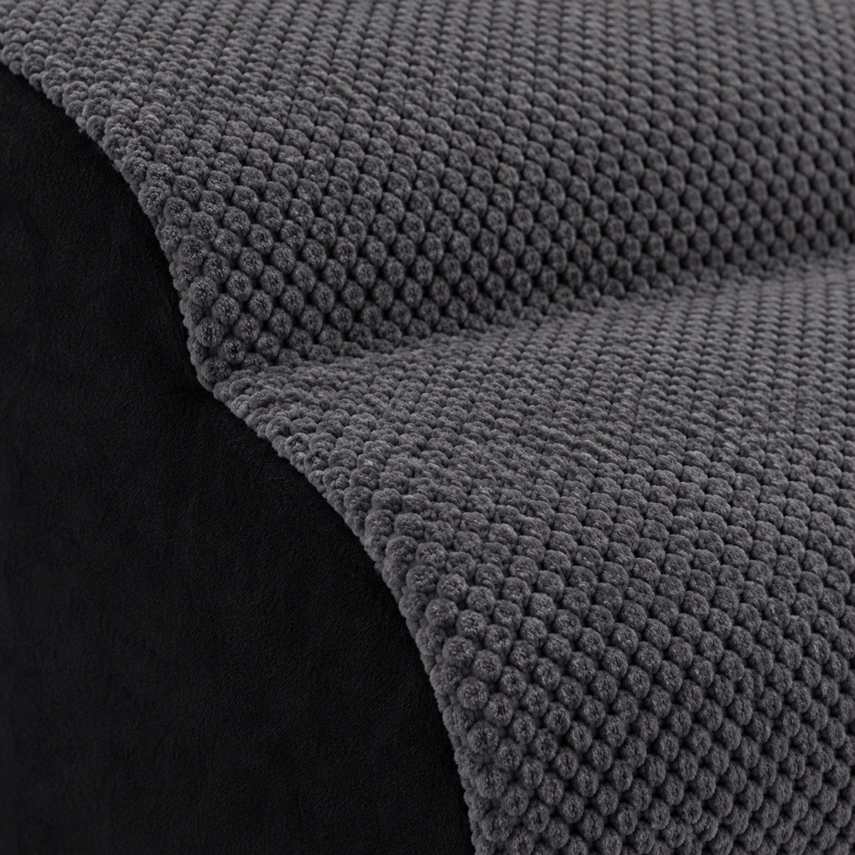 Detail der anthrazitfarbenen Textur und schwarzen Seitennaht der Tatzenstufe™