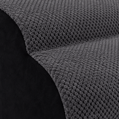 Detail der anthrazitfarbenen Textur und schwarzen Seitennaht der Tatzenstufe™