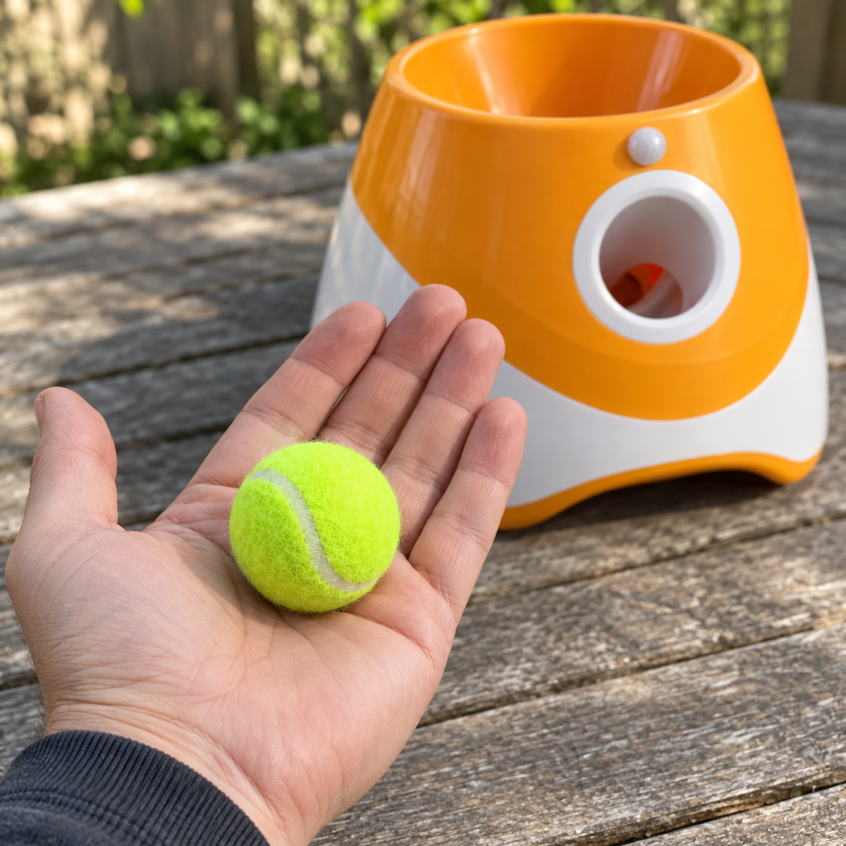 Ein kleiner 5-cm-Mini-Tennisball liegt zum Größenvergleich in einer Hand
