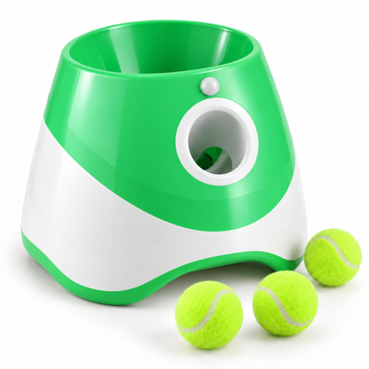 Tatzenwurf Ballwerfer in Grün mit drei Mini-Tennisbällen auf weißem Hintergrund