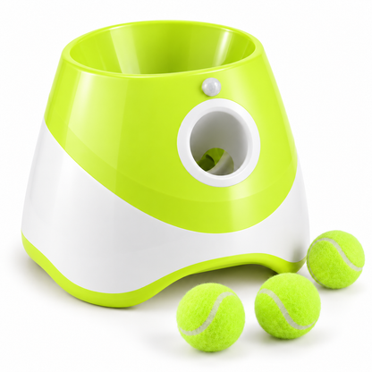 Tatzenwurf Ballwerfer in Limette mit drei Mini-Tennisbällen auf weißem Hintergrund